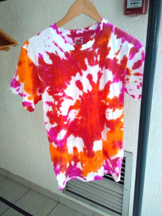 Activité création de T-shirts en peinture en activité périscolaire.